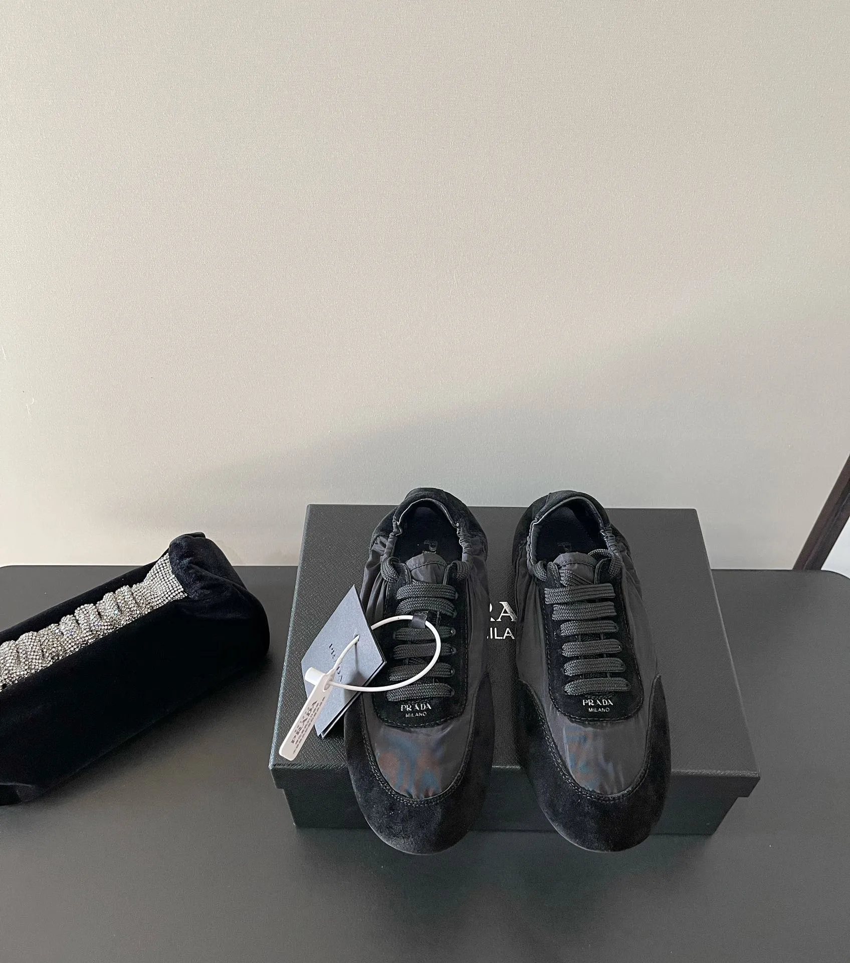 👟👟Ex-factory price 540👟👟 PRADA multi-color comfortable new Dexun ballet shoes in early spring🥂 The original top-quality replica is sold simultaneously at the counter. The fabric is made of specially imported fabrics mixed with Beijing leather. The whole pair of shoes has a very high texture. The lining is cowhide and the original imported rubber sole. The style is simple and fashionable, and the upper feet are very delicate! Color: 11 colors Heel height: flat Size: 35-41 (40 to 41 customized, non-refundable)